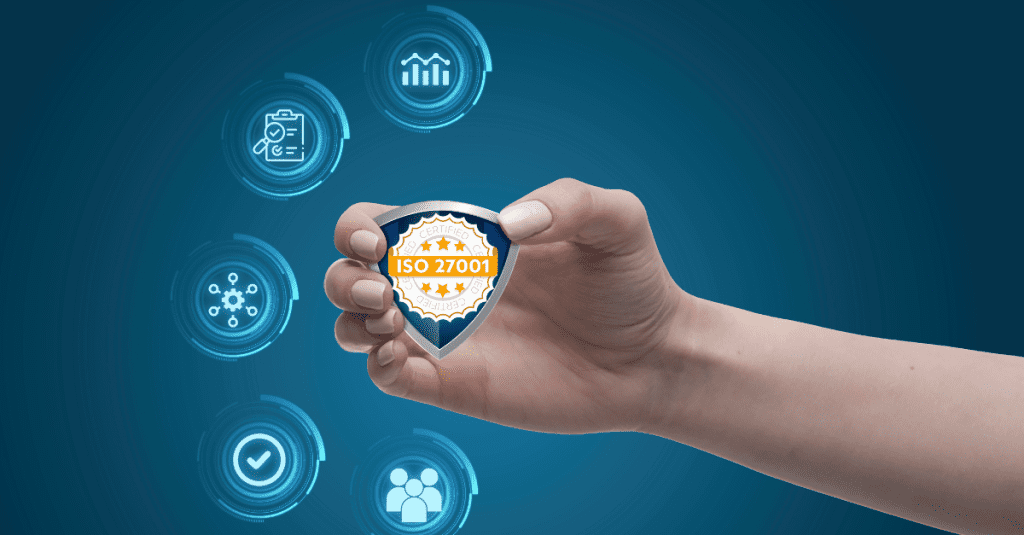 Mano sosteniendo un escudo que representa la certificación ISO 27001, rodeado de íconos tecnológicos sobre un fondo azul digital.