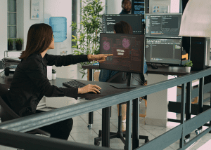 Nuestro servicio de análisis de código dinámico identifica y soluciona vulnerabilidades en sus aplicaciones y sistemas, garantizando que el software que utiliza esté libre de riesgos de seguridad