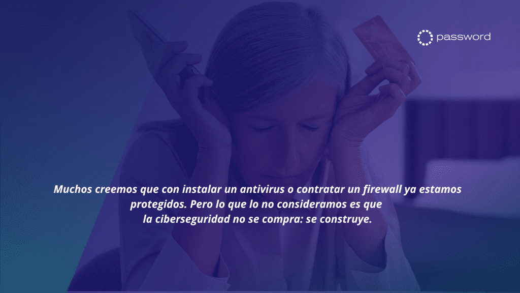 Mujer preocupada tras una posible estafa digital, sostiene un celular y una tarjeta de crédito con expresión de frustración, representando un error común en seguridad digital